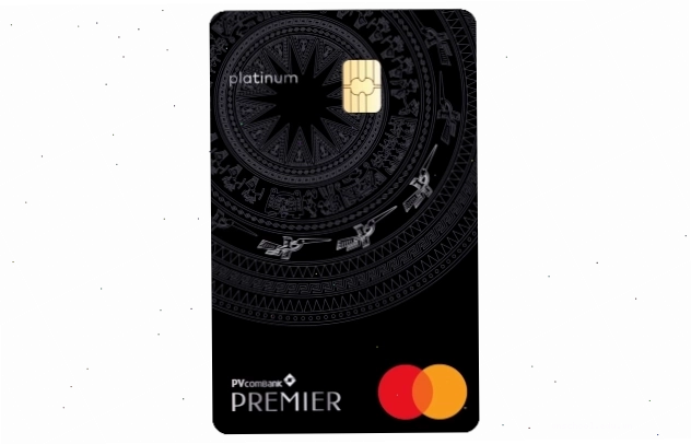Nhân viên PVcomBank hỗ trợ khách hàng mở thẻ tại quầy